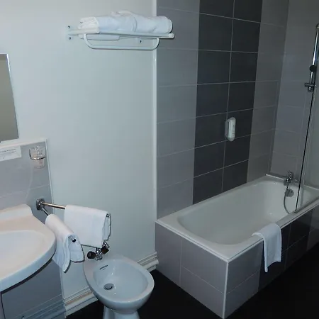 Logis La Valette Отель 3*